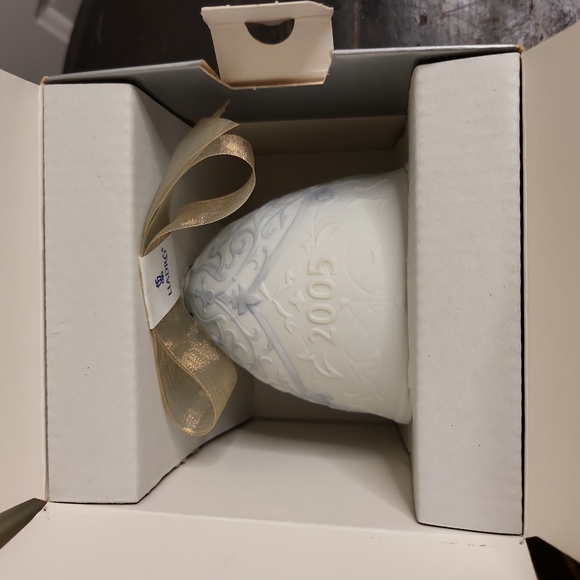 Lladro 2005 Porcelain Collectors Christmas Bell - Picture 4 of 4